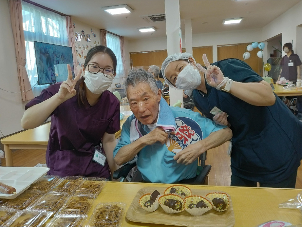 納涼会でスタッフと記念撮影