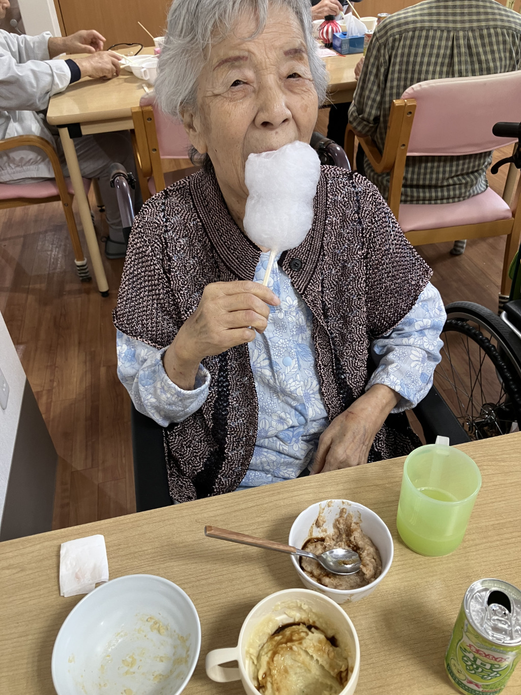 夏祭りでわたあめを頬張る入居者様