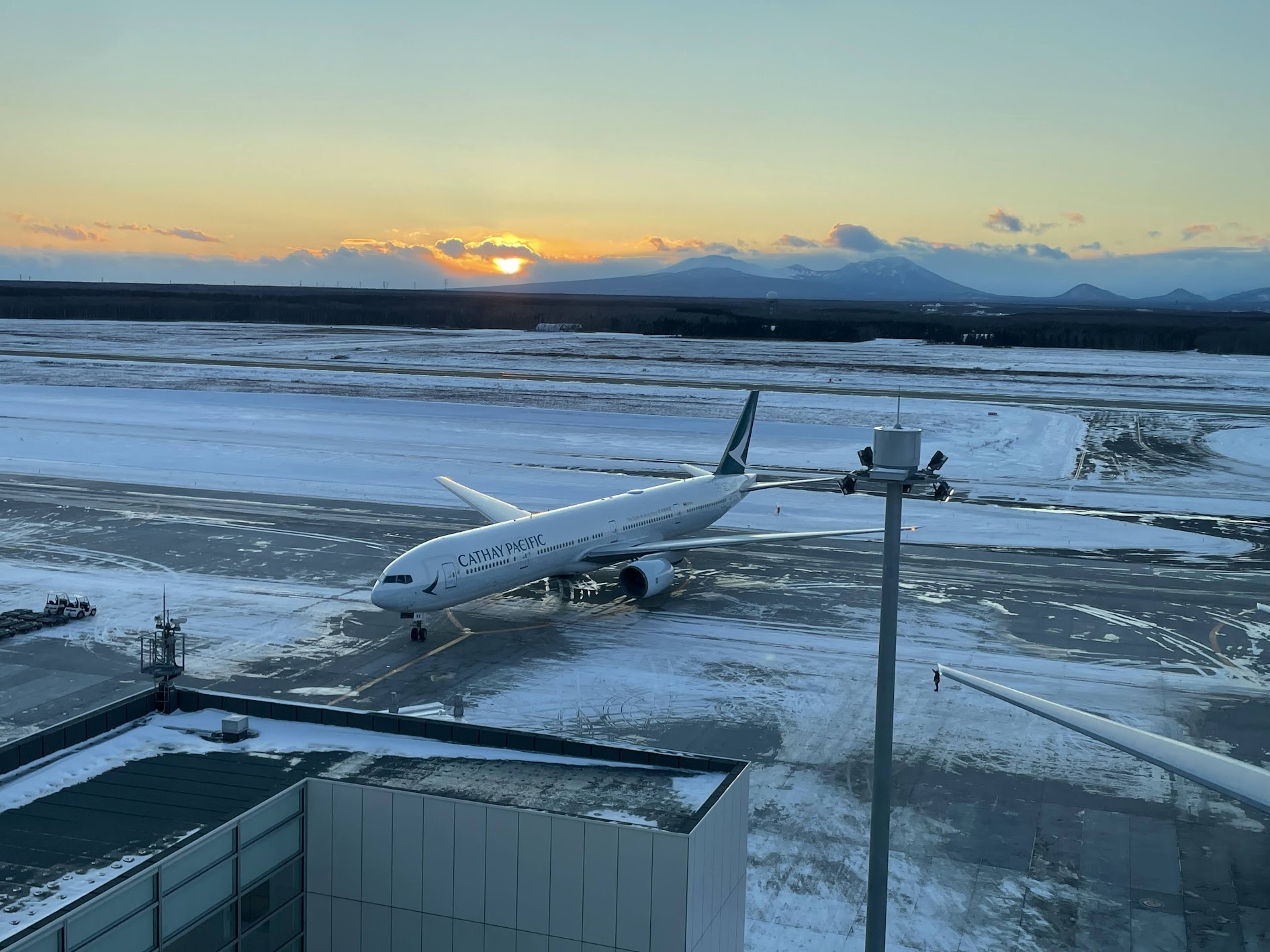 夕日沈む中新千歳空港は一面雪