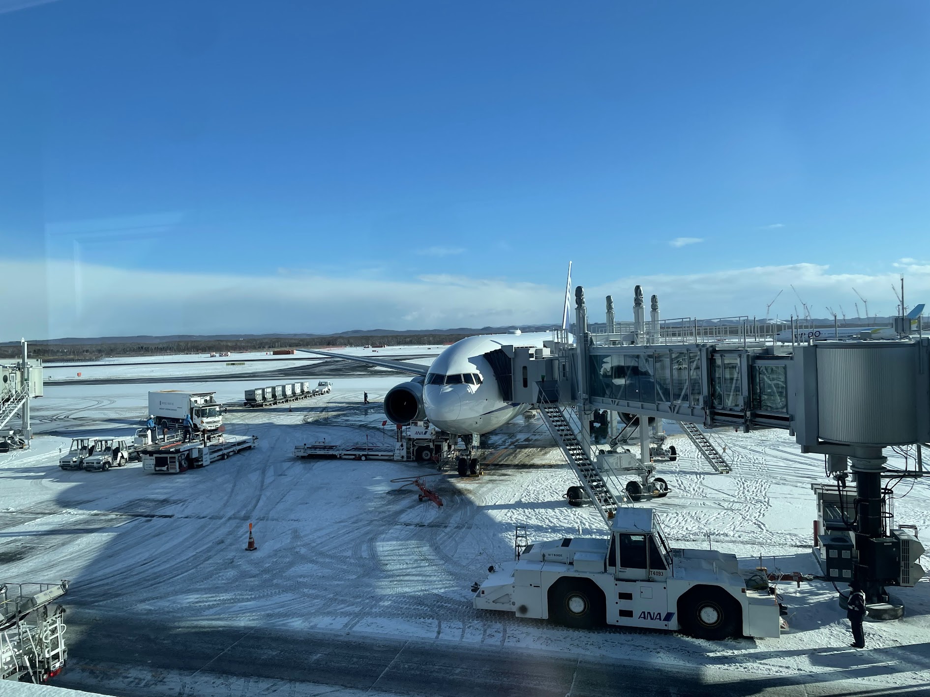 施設視察のために羽田空港より出発