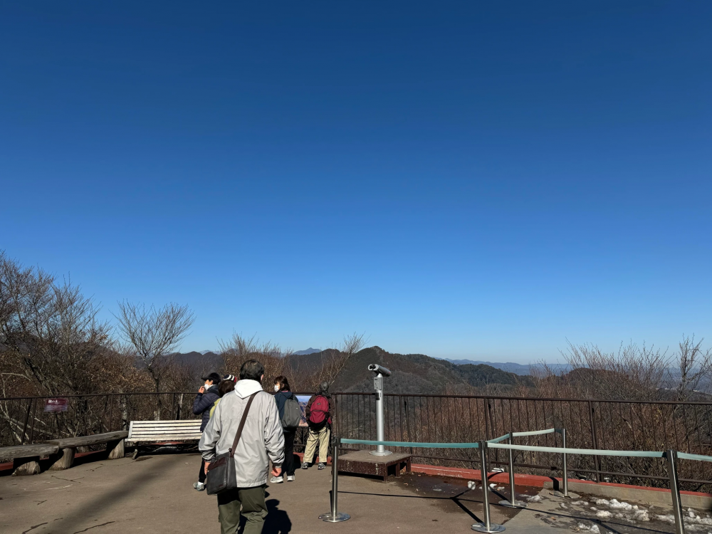 高尾山登山半ばの展望台