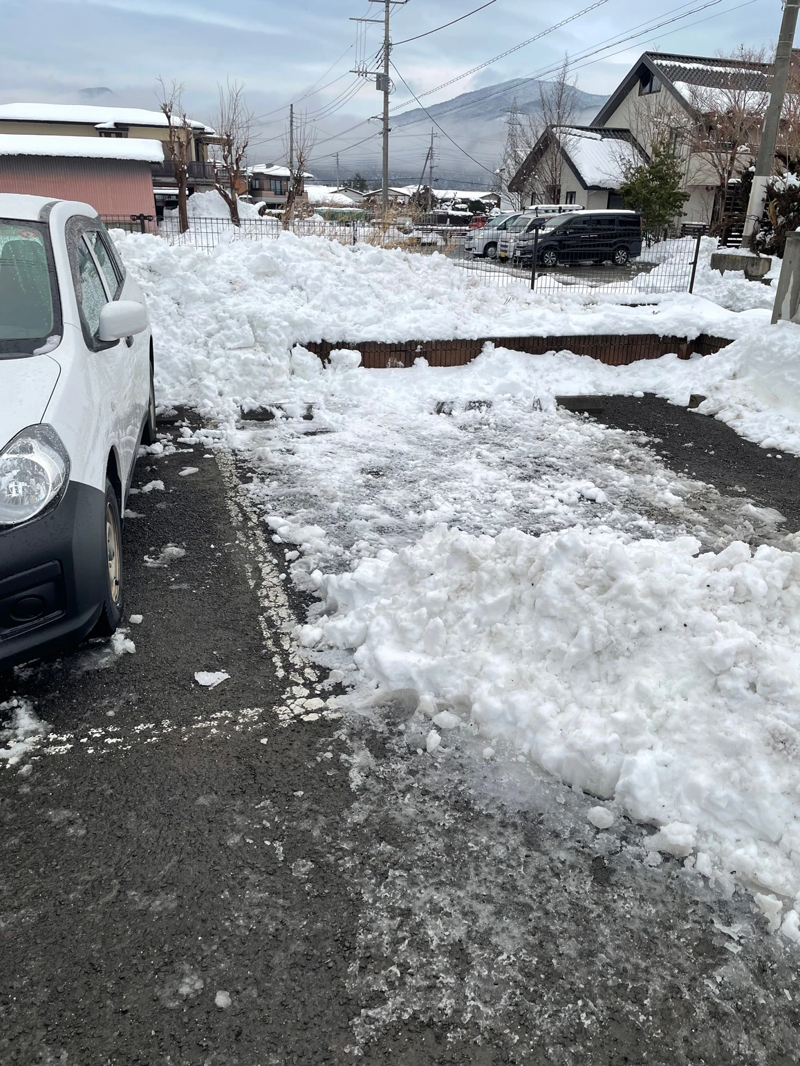 富士山の麓の町は銀世界