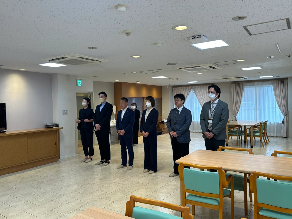 メディホス川崎大師の祈祷式に参加している社員一同